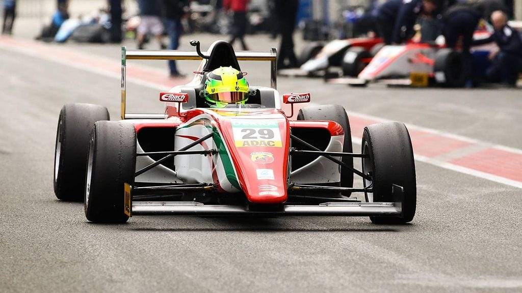 Mick Schumacher Prema-autonsa ohjaimissa.