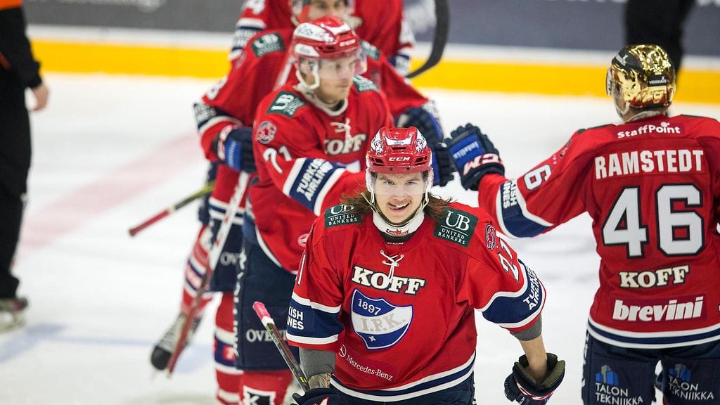 Mika Partanen (edessä) laukoi HIFK:n voittomaalin perjantaina.