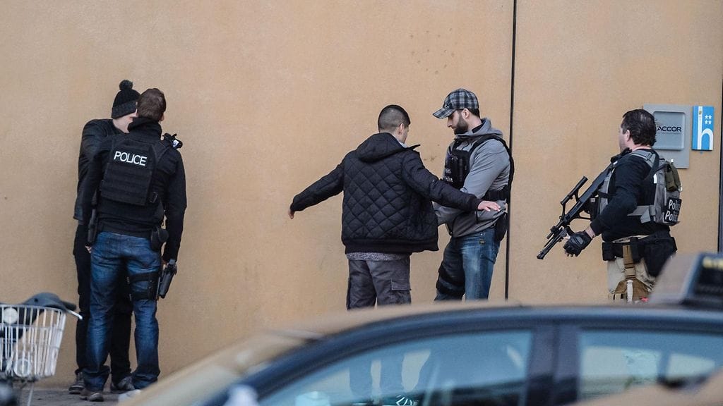 Itsemurhapommittajat räjäyttivät itsensä vuosi sitten aamuruuhka-aikaan ensin kansainvälisellä lentokentällä ja vähän sen jälkeen Maalbeekin metroasemalla. Iskuissa kuoli 32 ja satoja haavoittui.