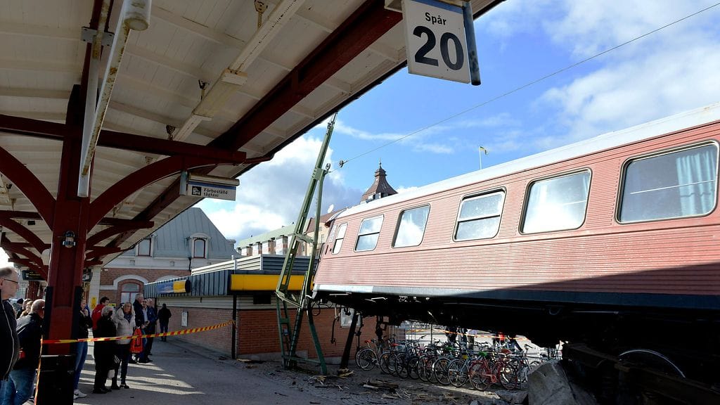 Junavaunu jäi sojottamaan ilmaan Karlstadissa sattuneen turman seurauksena 9. huhtikuuta 2016.