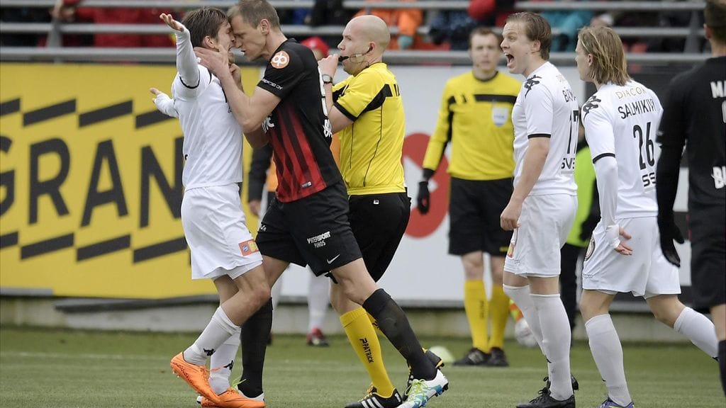 Njazi Kuqi kävi käsiksi HIFK:n pelaajiin toisella puoliajalla ja lensi ulos.