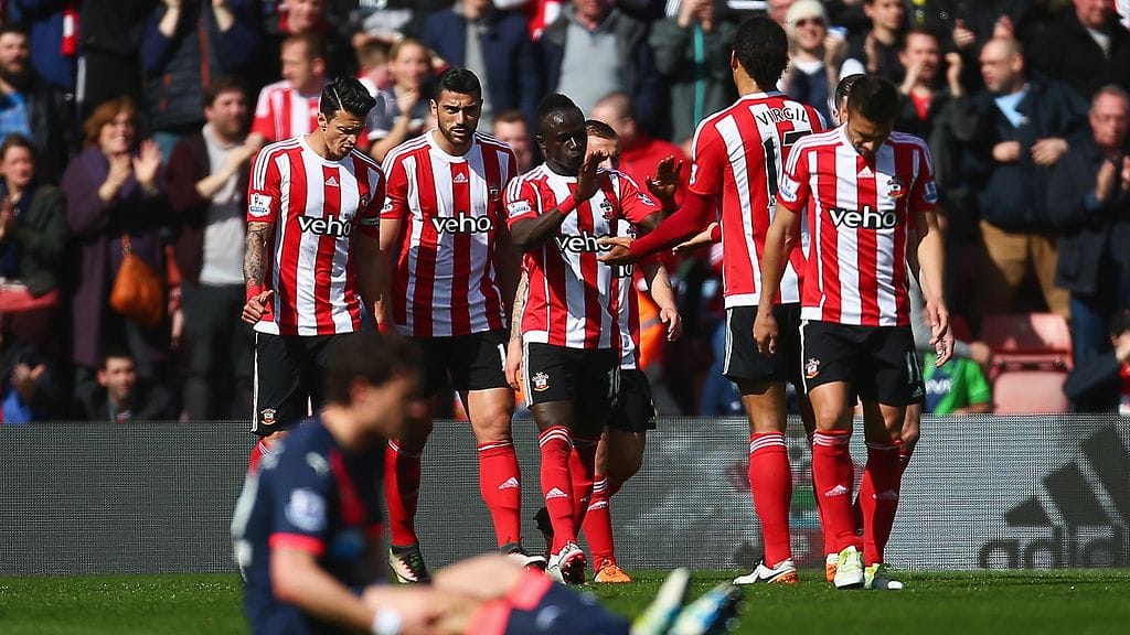 Southamptonin pelaajat pääsivät juhlimaan voittoa kotikentällään.