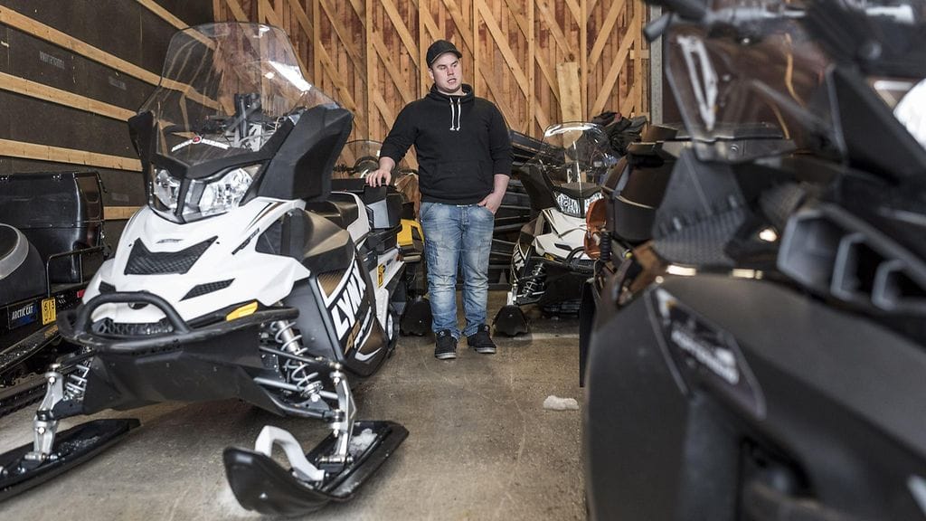 Moottorikelkat ja mönkijät ovat poromiehen tärkeimpiä työkaluja. Toisen polven poromies, kemijärveläinen Aleksi Ulkuniemi hankki uuden moottorikelkan ja mönkijän, kun aloitti suvun porojen hoitamisen yrittäjänä. Kuvattu Saamelaisalueen koulutuskeskuksen Toivoniemen toimipisteessä Inarissa 7. huhtikuuta 2016.