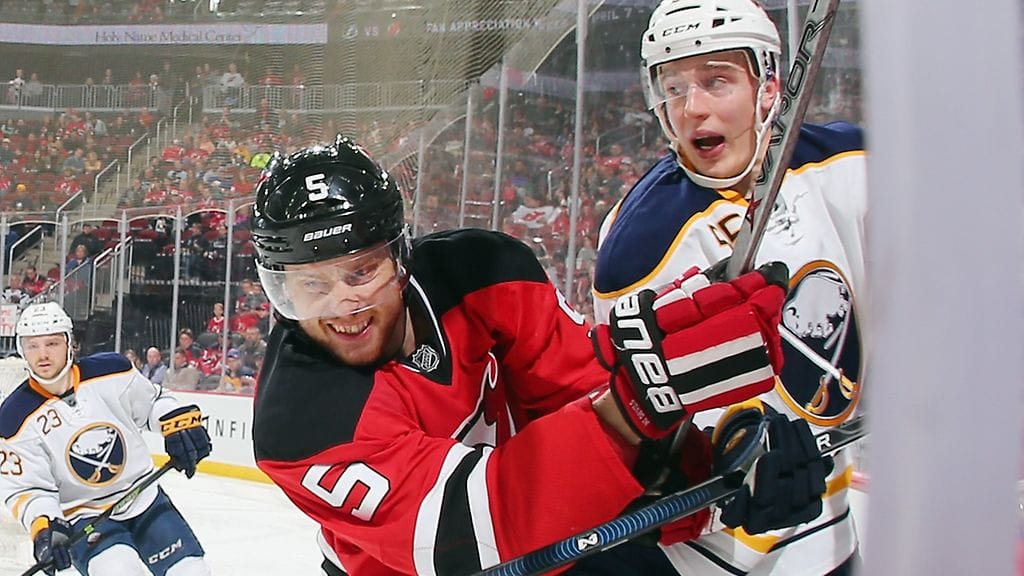 Adam Larsson (vas.) väännössä Rasmus Ristolainen kanssa. Ristolaisen tulo MM-kisoihin on epävarmaa.