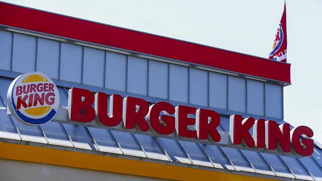 Pilasoittaja onnistui houkuttelemaan kolmen Burger Kingin työntekijät rikkomaan ravintolan ikkunat pelottelemalla näitä räjähdysvaaralla. Kuvituskuva.