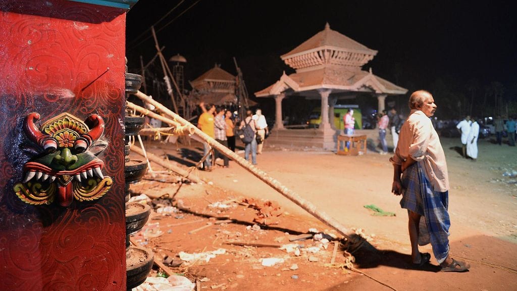 Mies seisoo lähellä turmapaikkaa. Temppelissä juhlittiin hindujen paikallista uuttavuotta. Temppelissä ja sen lähialueella oli yhteensä tuhansia ihmisiä.