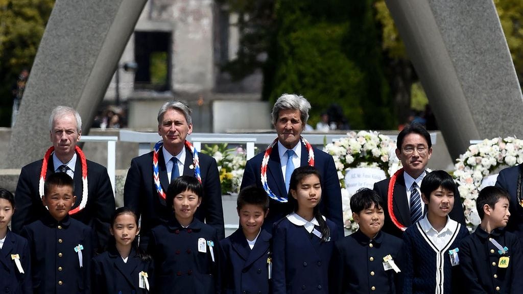 Kanadan ulkoministeri Stephane Dion, Ison-Britannian ulkoministeri Philip Hammond, Yhdysvaltojen ulkoministeri John Kerry ja Japanin ulkoministeri Fumio Kishida vuoden 1945 atomipommi-iskujen muistomerkillä.