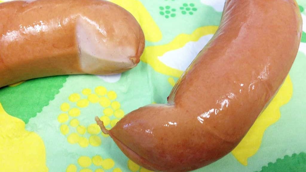 Kuvan grillimakkarat ovat jääneet kepille huolimattomasti.