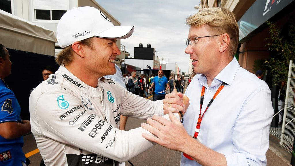 Nico Rosberg ja Mika Häkkinen Monacon GP:n varikolla toukokuussa 2015.