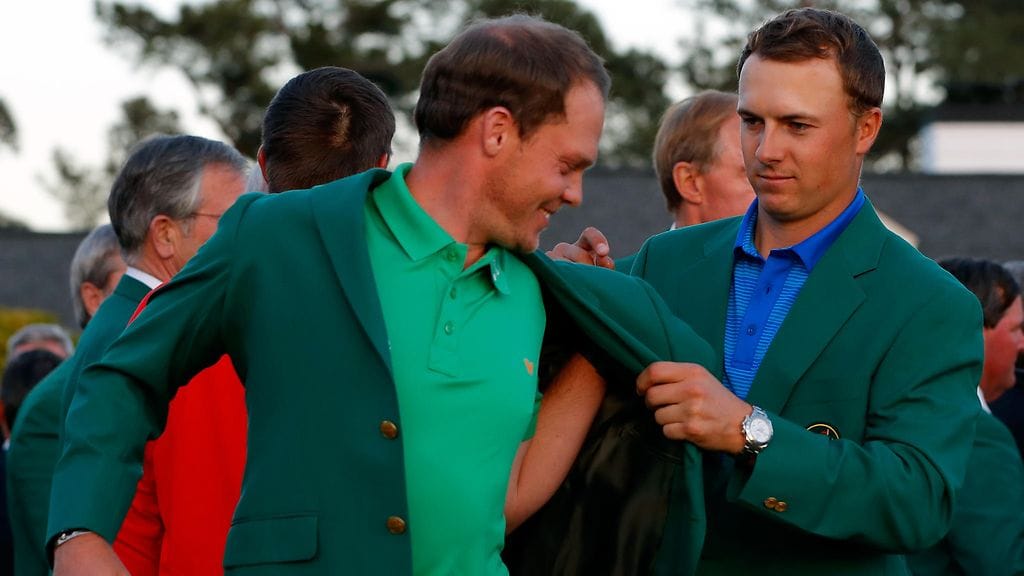 Danny Willett sai voittajan vihreän takin viime vuoden mestarilta Jordan Spiethiltä.