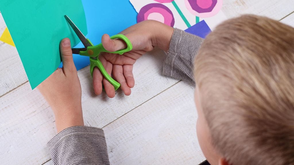 Askarrellessa lasten luovuus pääsee valloilleen. Kuvituskuva.