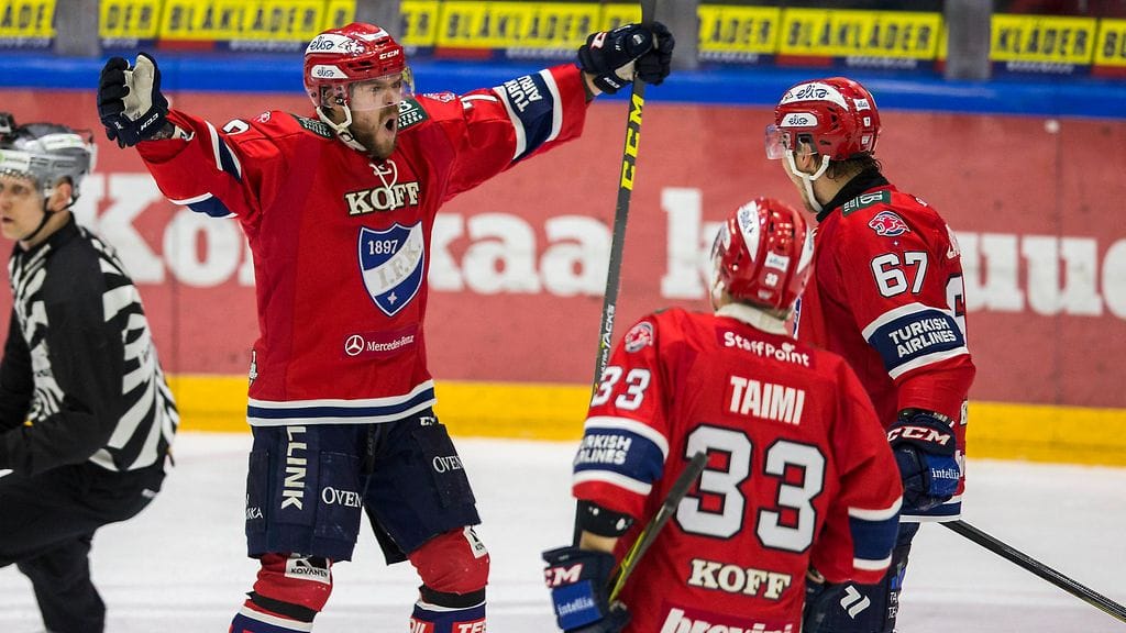 Siim Liivik (vas.) ei pelaa Jyväskylässä maanantaina.