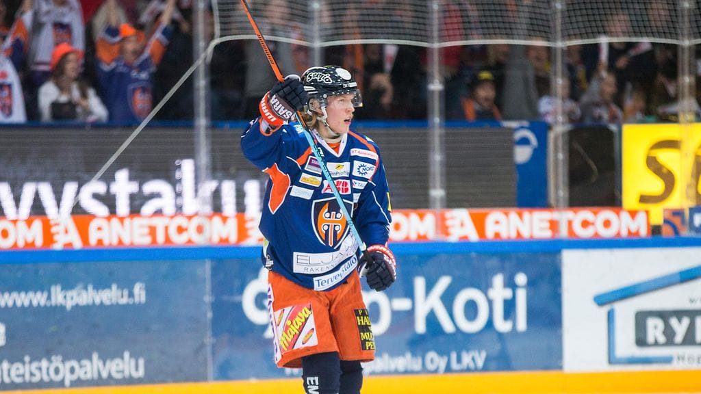Tuttu näky. Patrik Laine on nostanut mailansa ylös maalin merkiksi jo seitsemästi pudotuspeleissä.