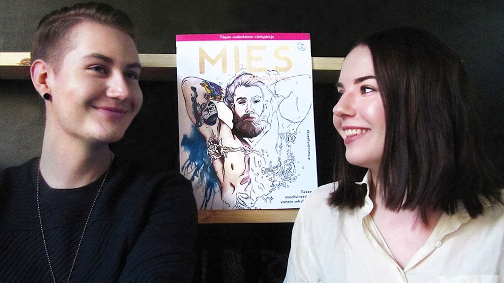 Miesvärityskirjan tekijät Riku Haaramäki (vas.) ja Emma Lumme.