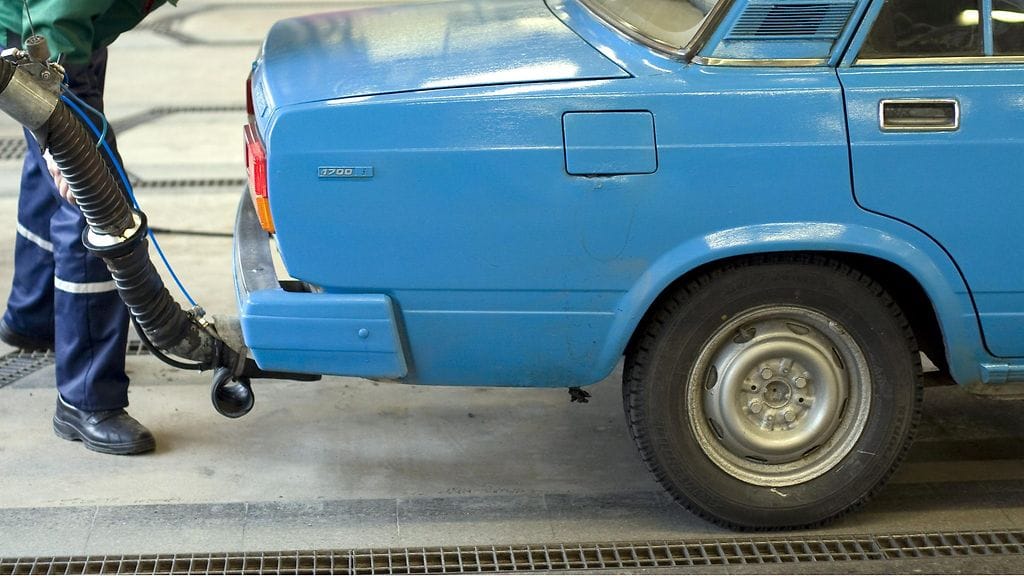 Henkilöauto katsastuksessa.