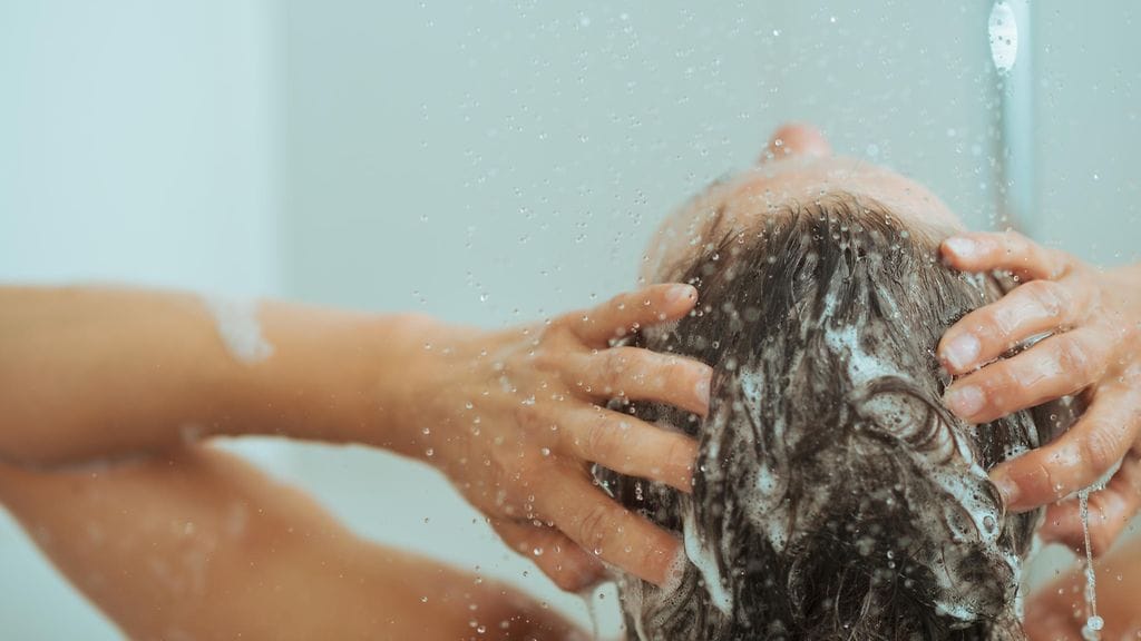 Muun muassa shampoo ja pesutyyli vaikuttavat siihen, kuinka nopeasti hiukset rasvoittuvat.