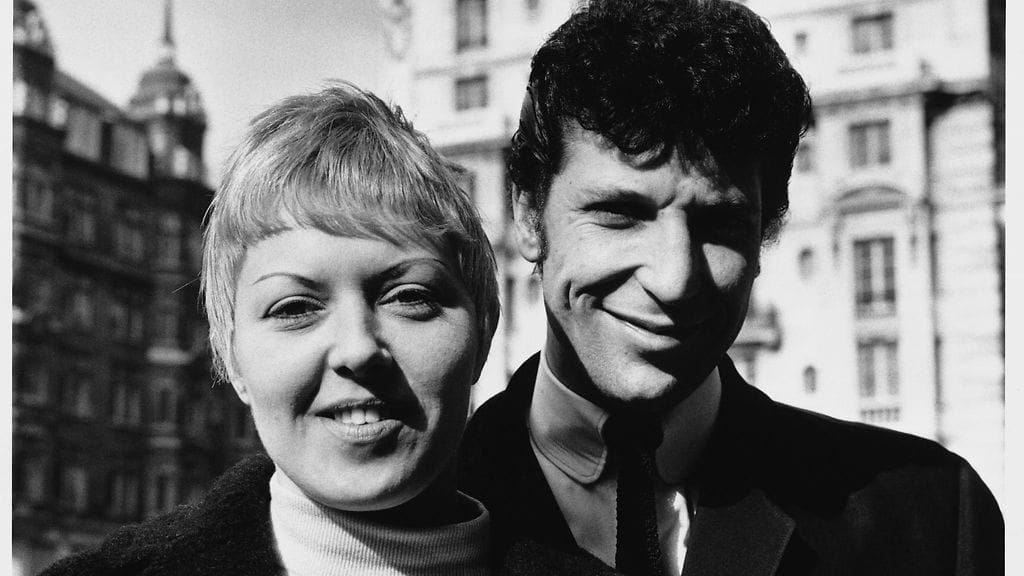 Tom Jones ja vaimo Melinda vuonna 1964