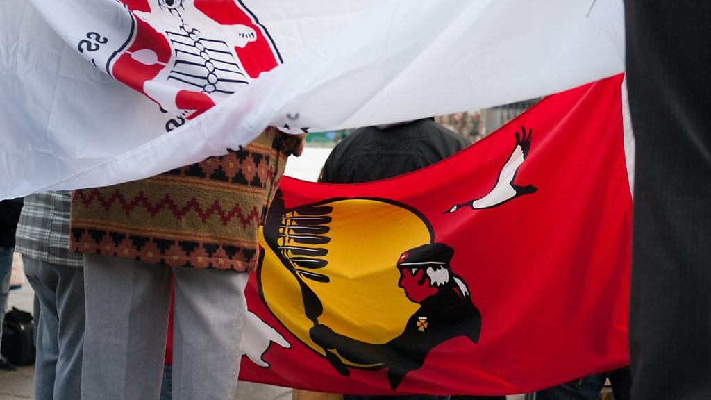 Lukuisia alkuperäisyhteisön jäseniä kokoontui osoittamaan mieltä Ottawaan Attawapiskat väestön johtajan tueksi vuonna 2012. Theresa Spence ryhtyi nälkälakkoon, koska yhteisön mukaan Kanadan hallitus ei ole puuttunut alkuperäiskansan vaikeuksiin.