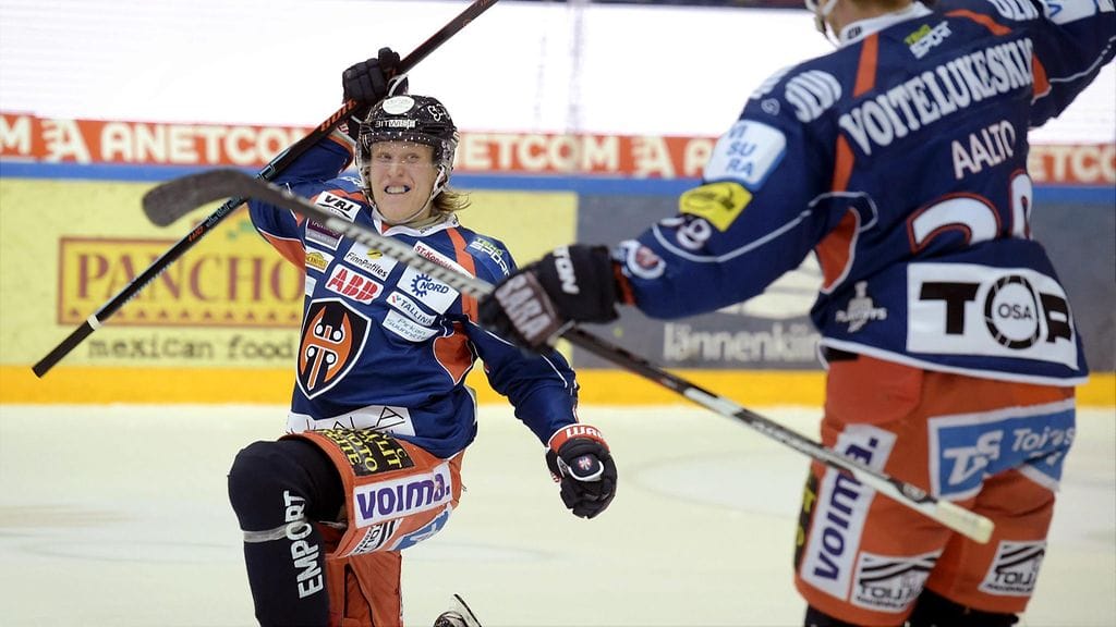 Patrik Laine tasoituksen jälkeen. Tässä vaiheessa vielä hymyilytti.