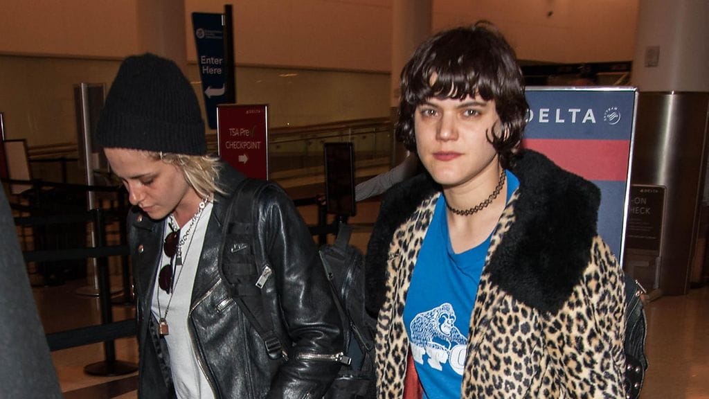 Kristen Stewart (vas.) ei peittele onneaan. Vierellä naisystävä, laulaja Soko.