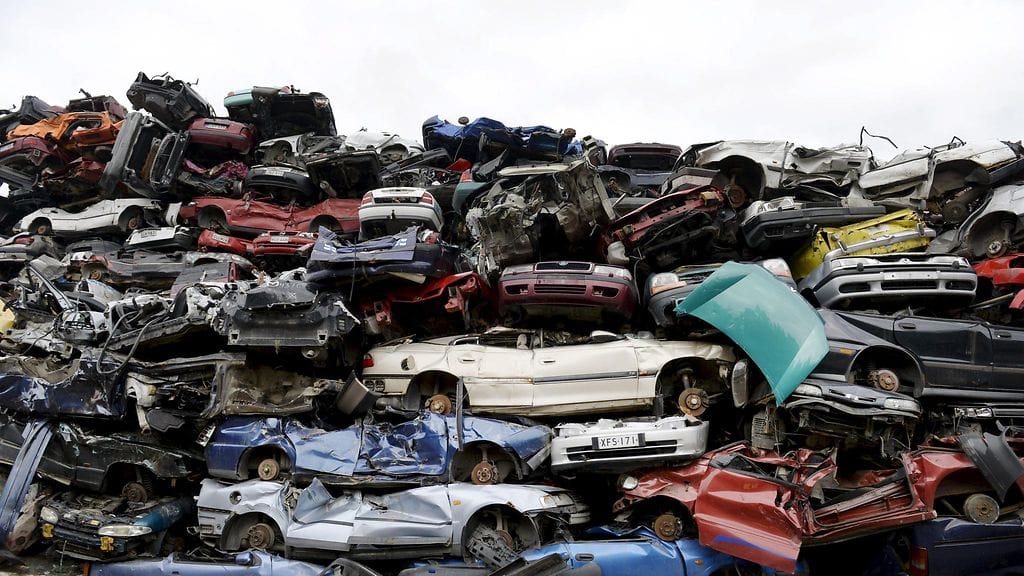 Autoja romutetaan Kuusakosken palvelupisteessä Vantaalla 25. kesäkuuta 2015.