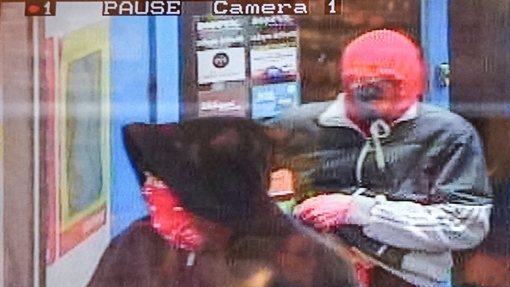 Poliisin välittämä kuva Kotkan Rauhalan Siwan ryöstäjistä 11.4.2016.