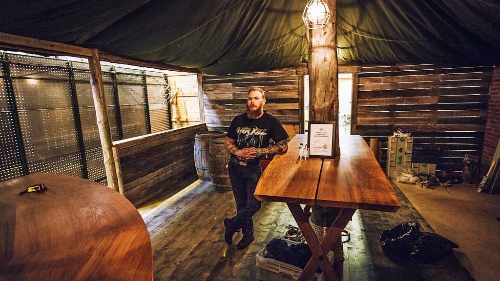 Sotima-baari rakennusvaiheessa. Kuvassa olutparoni Eric Andersson.