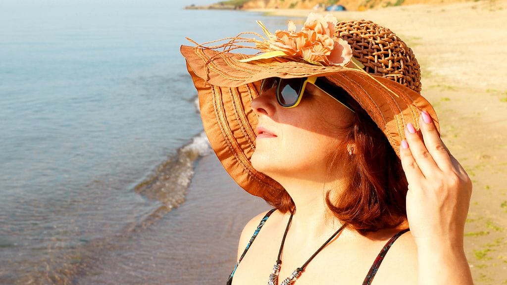 Maksaläiskiä voi ehkäistä vain suojautumalla hyvin auringolta. Kuvituskuva.