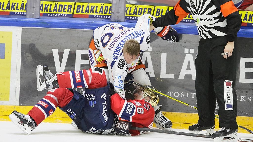 Tappara oli runkosarjassa HIFK:n niskan päällä. Kuvassa painivat Veli-Matti Savinainen ja Teemu Ramstedt helmikuun ottelussa. .
