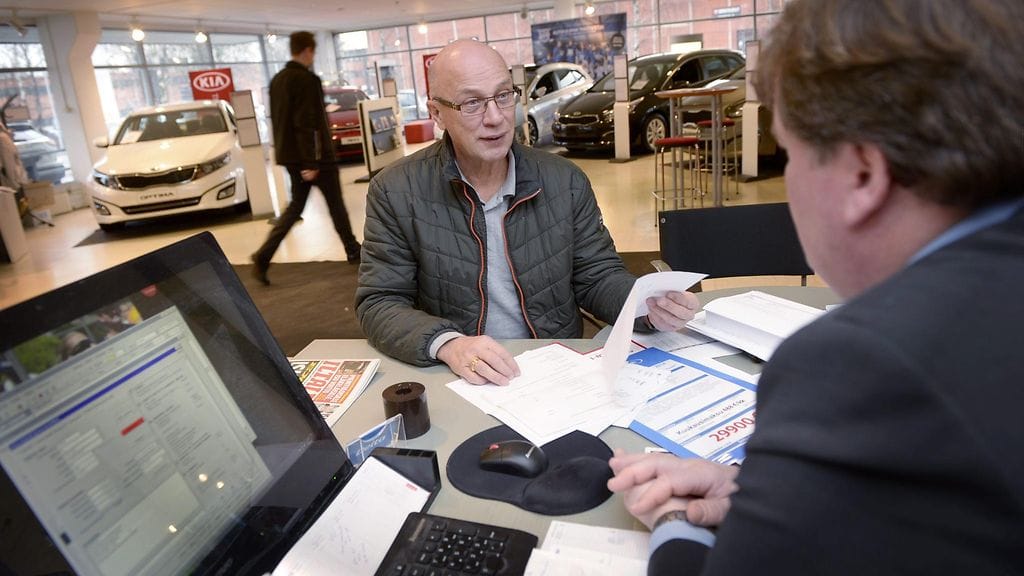 Delta-auton Kyösti Kunnari (oik.) ja asiakas Jouni Partanen hieroivat vaihtoautokauppaa Konalassa viime marraskuussa.