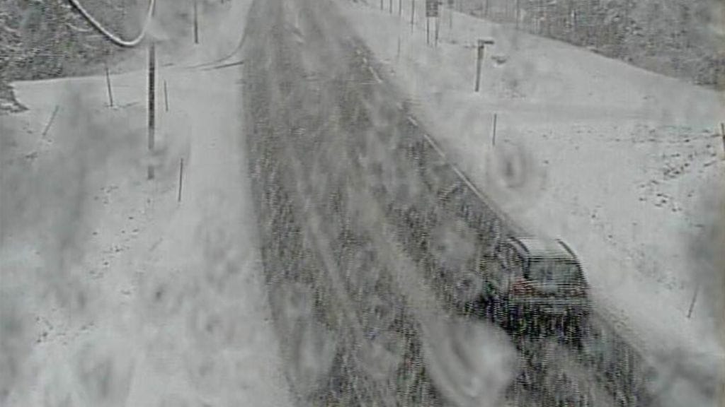 Lumi- ja räntäsateet huononsivat ajokeliä tiellä numero 4 Iissä aamupäivällä 13. huhtikuuta 2016. Kuva: Liikennevirasto