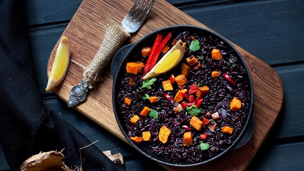 Musta riisi on terveellisempää kuin valkoinen riisi.