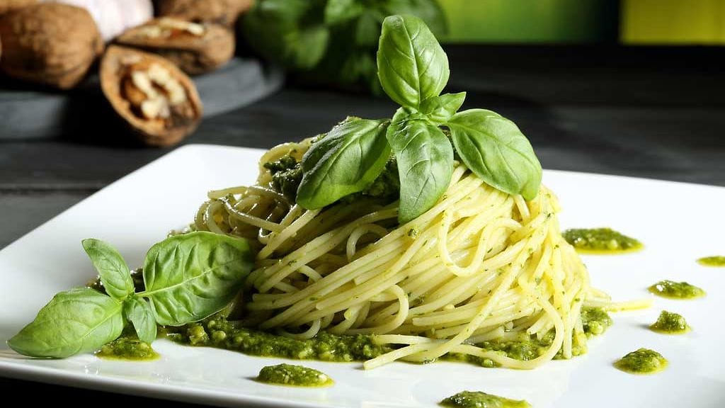 Sekä keitetyn spagetin, pestokastikkeen että tuoreet yrtit voi laittaa pakastimeen.