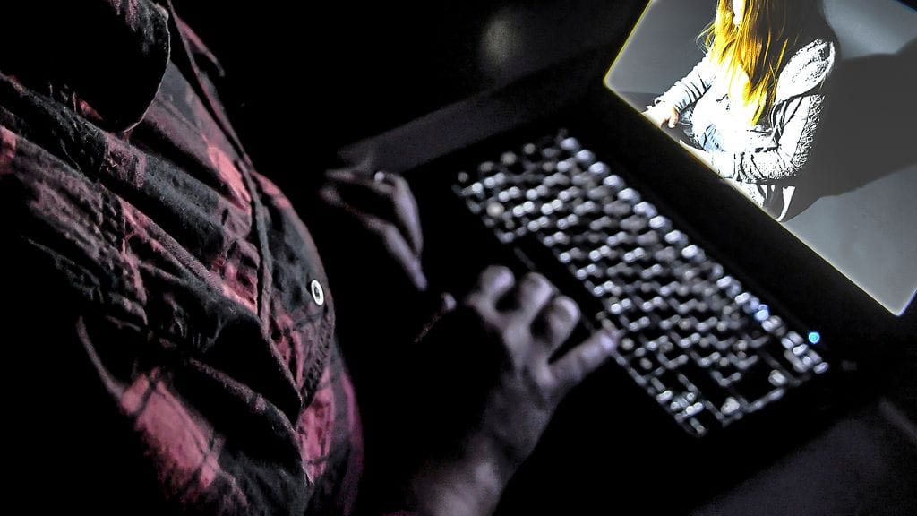 Kolmekymppinen mies on syyllistynyt kymmenientuhansien lapsipornoa sisältävien kuvien levittämiseen. Kuvituskuva.