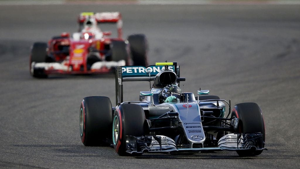 Mercedeksen Nico Rosberg ja Ferrarin Kimi Räikkönen Bahrainin GP:ssä huhtikuussa.