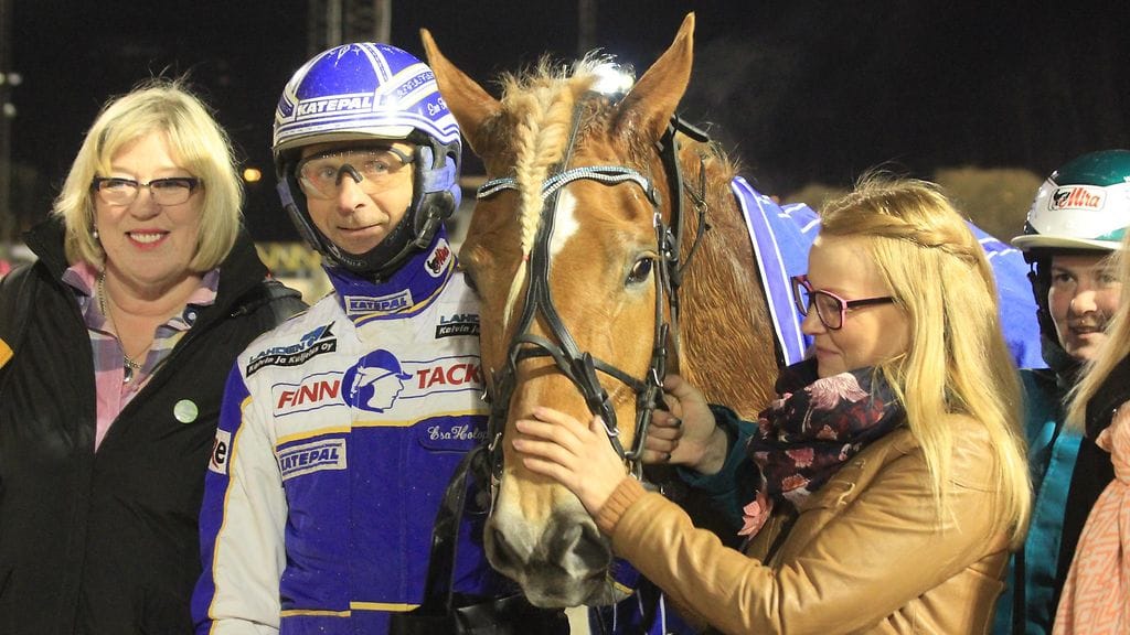 Carmela ja Esa Holopainen voittajakehässä.