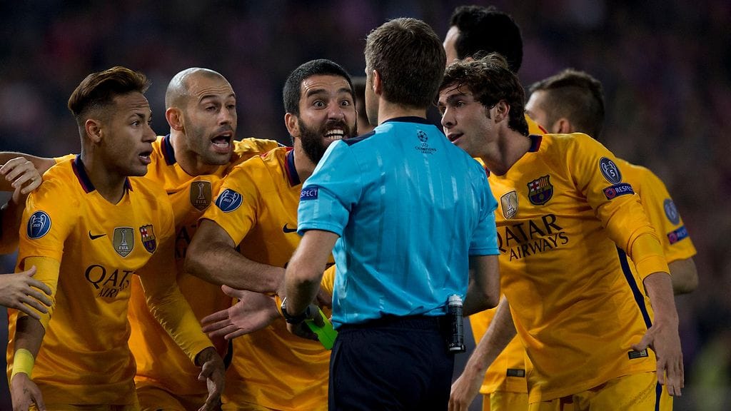 Barcelonan pelaajat Nicola Rizzolin kimpussa.