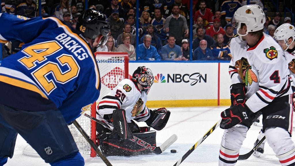 David Backesin huitaisema kiekko painuu maaliin.