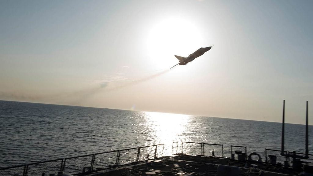 Amerikkalaisalukselle uhitellut venäläinen Sukhoi Su-24 -hävittäjä.