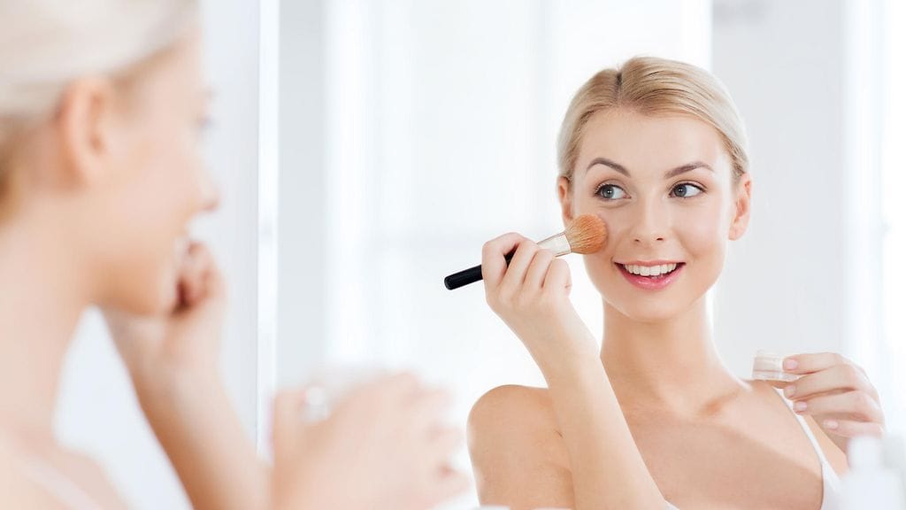 Bloggaaja Linda Hallberg kehottaa käyttämään rohkeasti värejä.