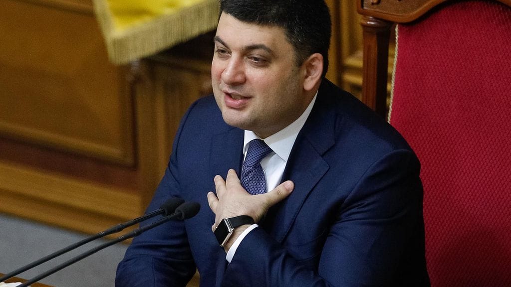 Volodymyr Groysman parlamentin istunnossa Kiovassa 13. huhtikuuta 2016.