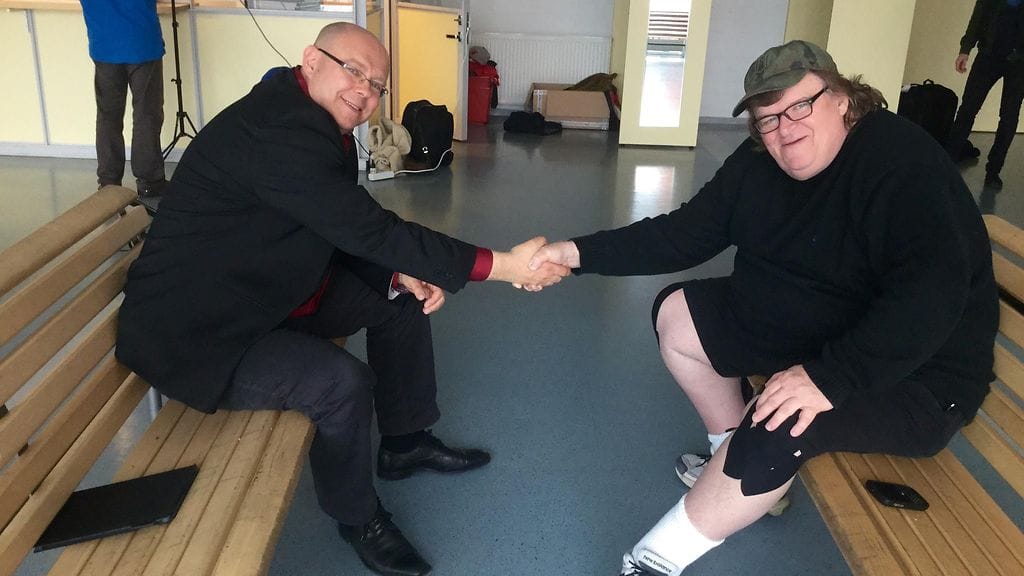 Michael Moore haastatteli Vantaan Hämeenkylän koulun rehtoria Pasi Majasaarta vuosi sitten keväällä. – Moore oli todella kiva ja selkesti työryhmänsä iso pomo, sanoo Majasaari.