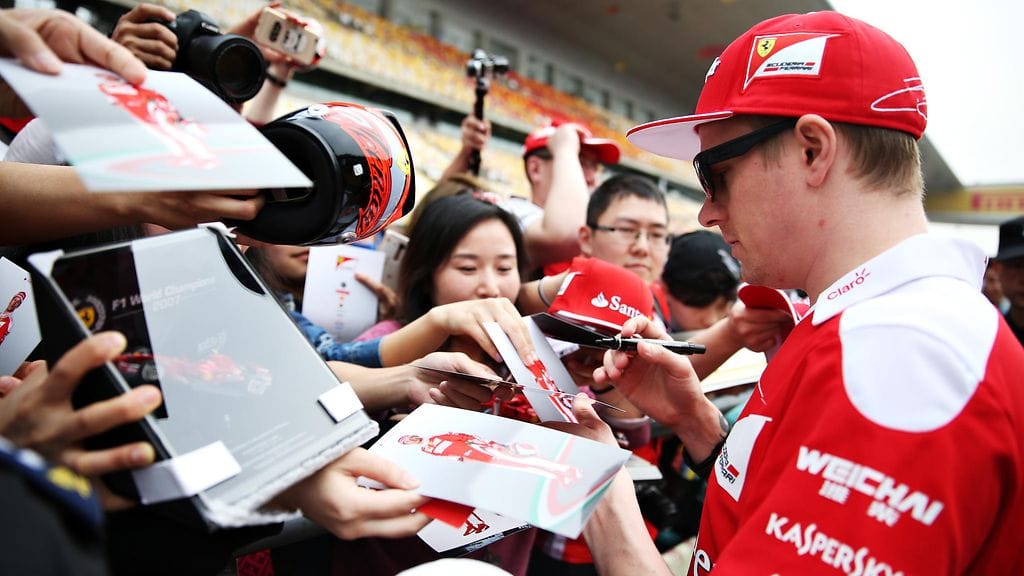 Kimi Räikkönen jakamassa nimikirjoituksia