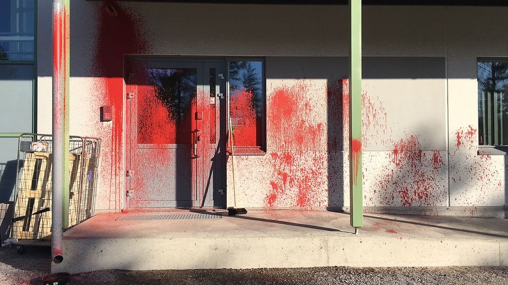 14.4.2016 aamulla töhrittiin Rosatomin tytäryhtiön RAOS Projektin toimitila Pyhäjoella.