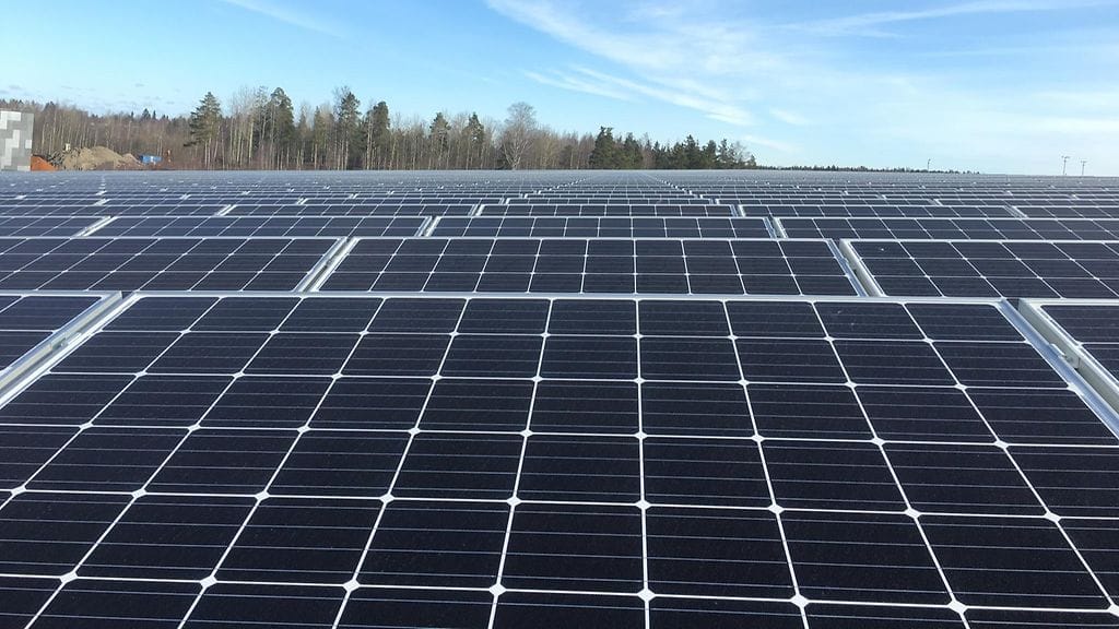 Aurinkovoimala Helsingin Kivikossa.