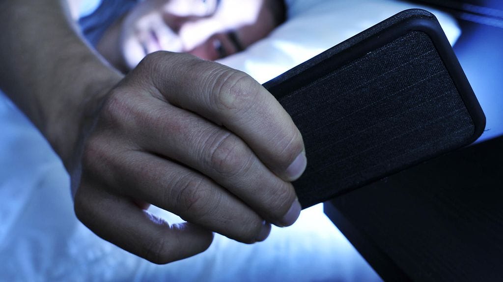 Kuvituskuva. Ylikuumentunutta älypuhelinta ladattiin sängyssä.