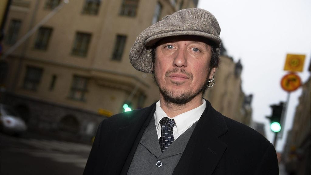 Entinen Hanoi Rocks -basisti Sami Yaffa soittaa levyjä Viron presidentin kanssa.