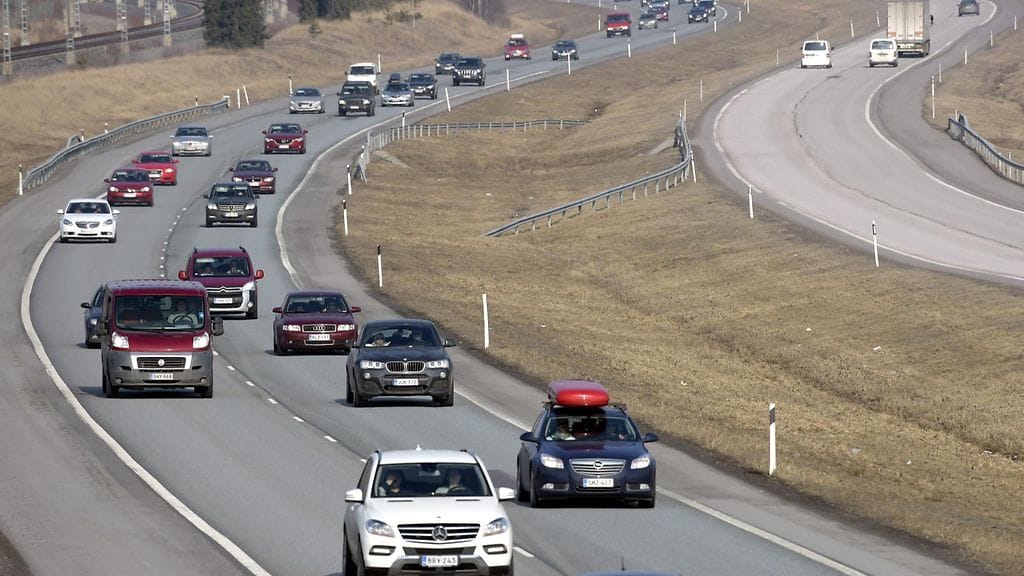 Liikennettä Nelostiellä. Arkistokuva.