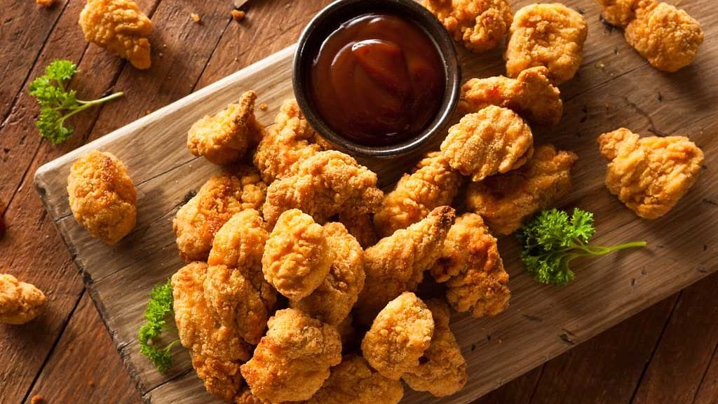 Kananugetit on helppo tehdä itse esimerkiksi illanviettoa varten.