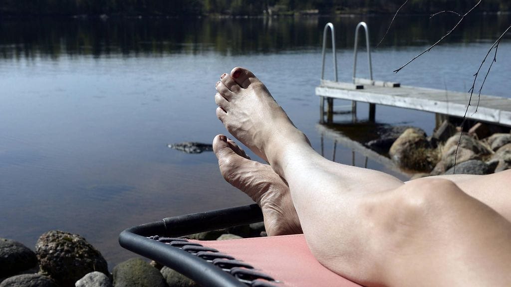 Huomenna maanantaina etelässä nautitaan vielä yleisesti yli 20 asteen lukemista. Huomenna siis tämän päivän lämpimät asteet voivat vielä rikkoutua. 
Pohjoisessa kuitenkin jo viilenee.